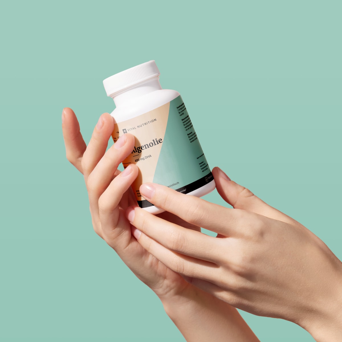 Hand met algenolie van Vital Nutrition