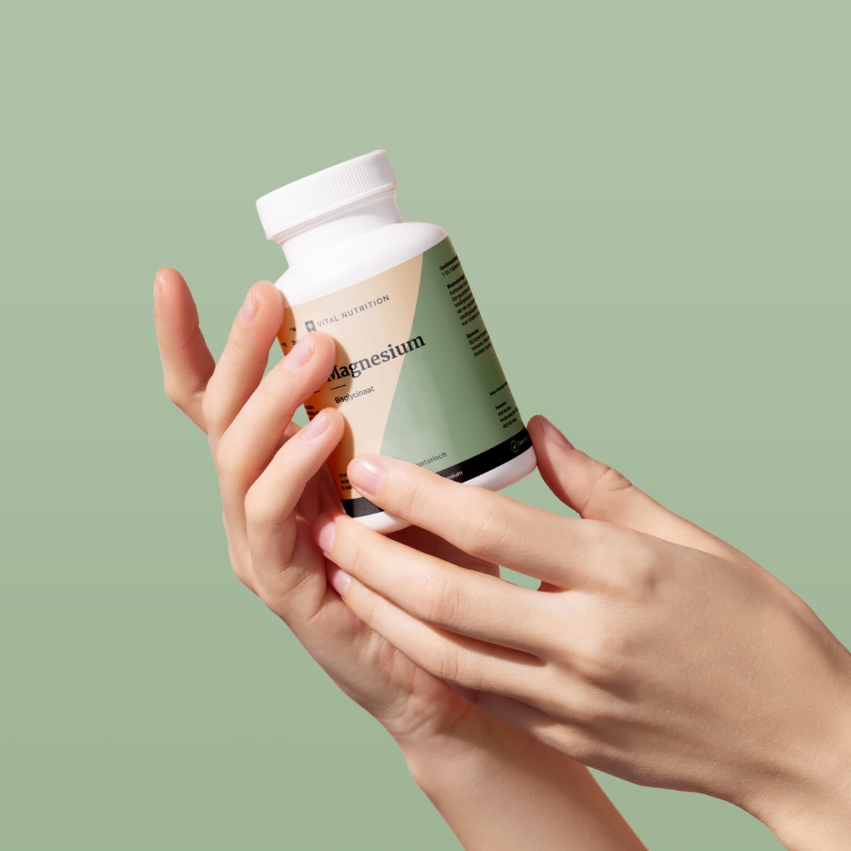 Magnesium Bisglycinaat van Vital Nutrition in handen