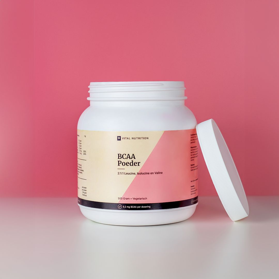 BCAA poeder van Vital Nutrition met gekleurde achtergrond