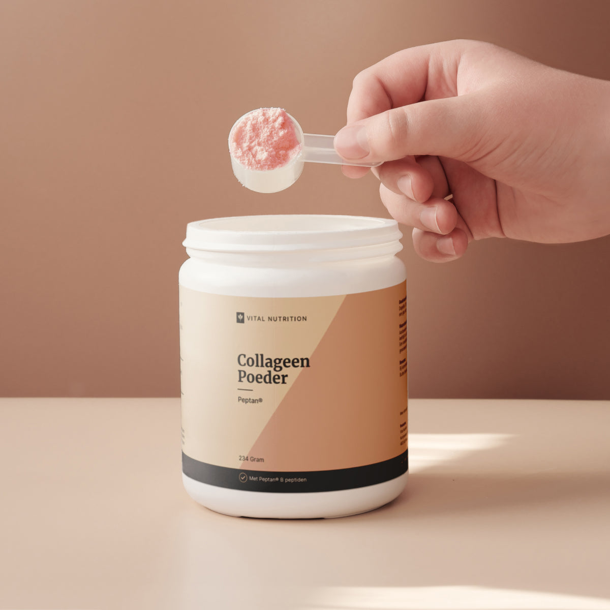 Collageen poeder van Vital Nutrition met hand en inhoud zichtbaar