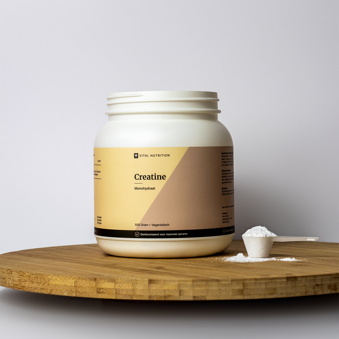 Creatine Monohydraat van Vital Nutrition op houten plank