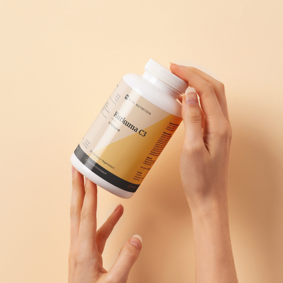 Kurkuma C3 van Vital Nutrition vastgehouden met twee handen