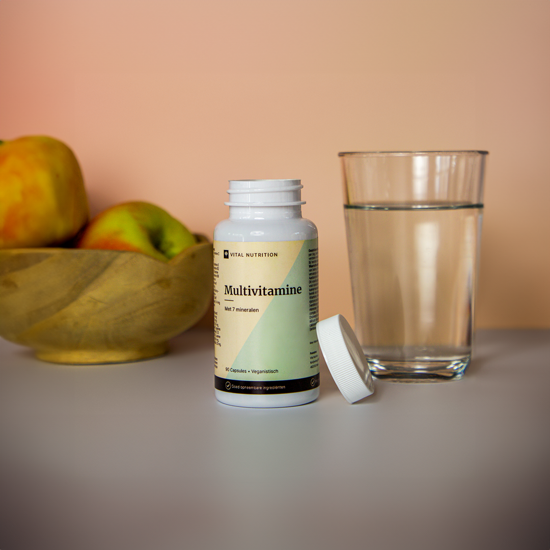 Vital Nutrition Multivitamine met fruitschaal en glas water