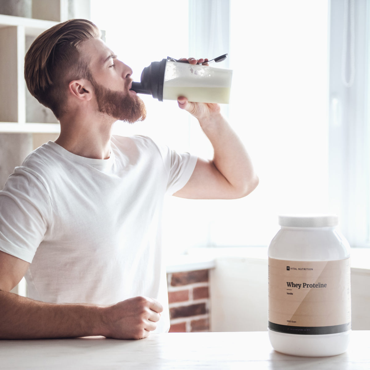 Jonge man drinkt Vital Nutrition Whey Proteïne uit shaker