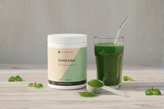 Green juice van Vital Nutrition met gevulde maatschep en glas in mooie setting