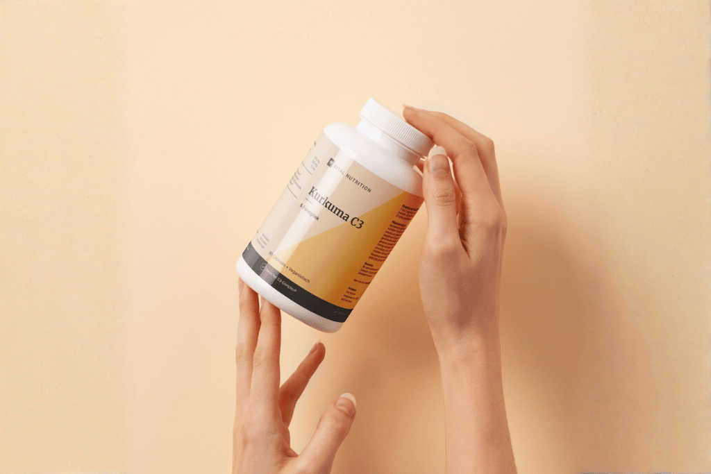 Kurkuma C3 van Vital Nutrition in handen vastgehouden