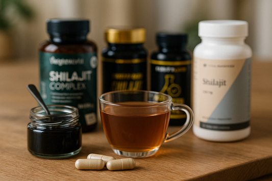 Beste shilajit: Vital Nutrition, Puritylabs, Apex Nutrition en WeightWorld op tafel met capsules, thee en shilajit hars