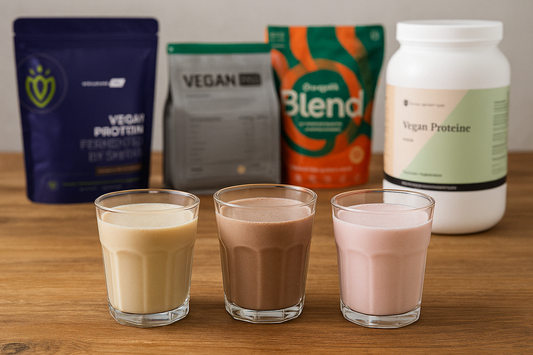 beste vegan proteine poeder op tafel: vital nutrition, vitakruid, upfront en orangefit