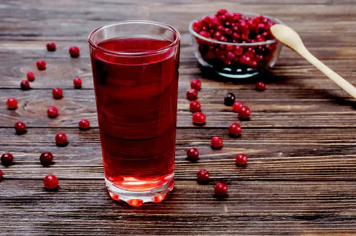 Cranberry sap en cranberries op tafel