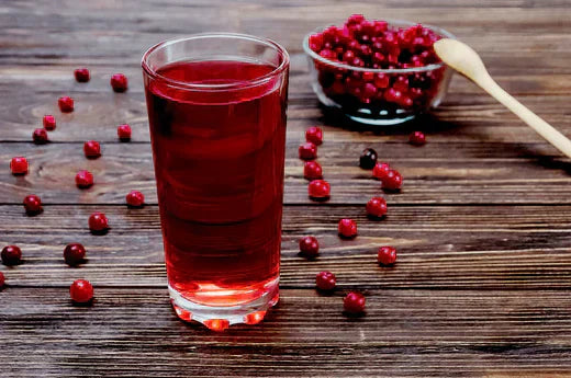 Cranberry sap en cranberries op tafel
