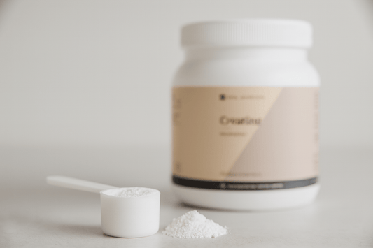 Maatschep creatine met pot Creatine Monohydraat van Vital Nutrition op achtergrond