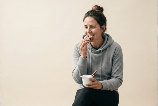 vrouw eet eiwitreep en kwark
