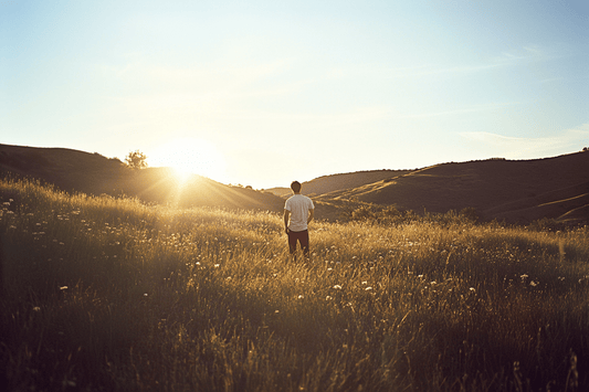 Man in natuur neemt direct zonlicht op