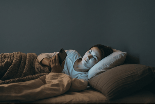 vrouw laat in bed op mobiel