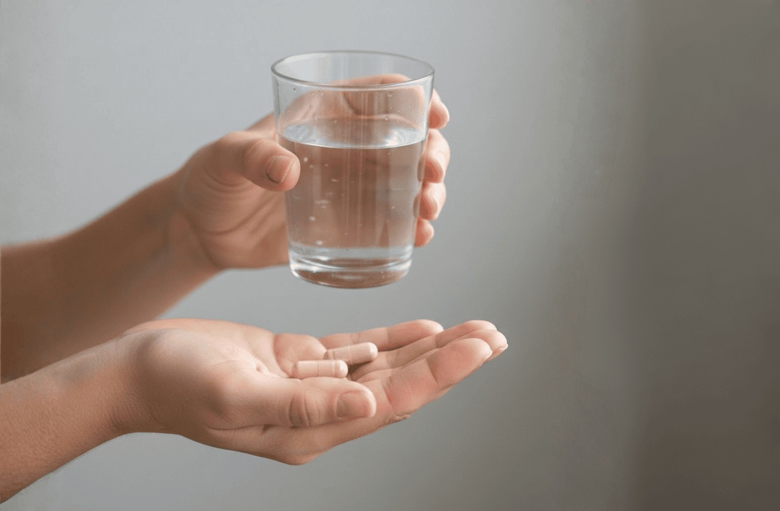 Hand met prebiotica en probiotica capsules