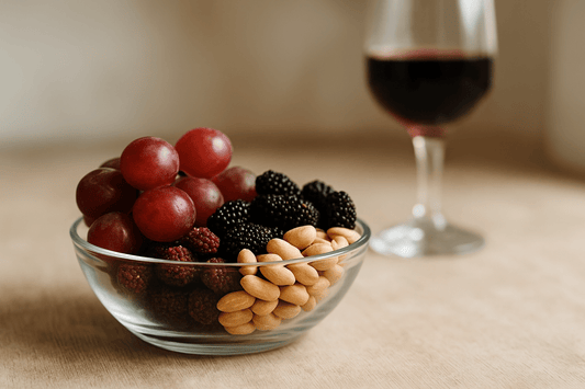 Druiven, bramen en noten in bakje met glas wijn