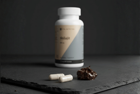 twee shilajit capsule en hars samen met Shaljit van Vital Nutrition