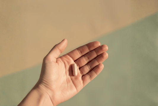 Hand met vitamine b capsule