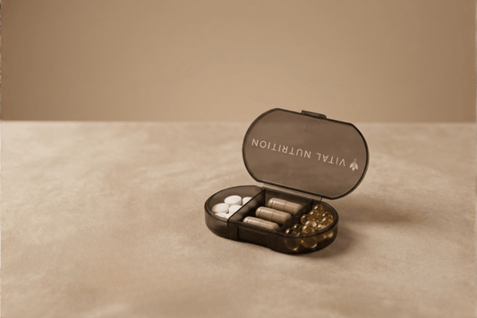 Vital Nutrition capsule doosje gevuld met vitamine capsules bij vermoeidheid