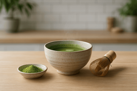 kop matcha met matcha poeder op aanrecht keuken
