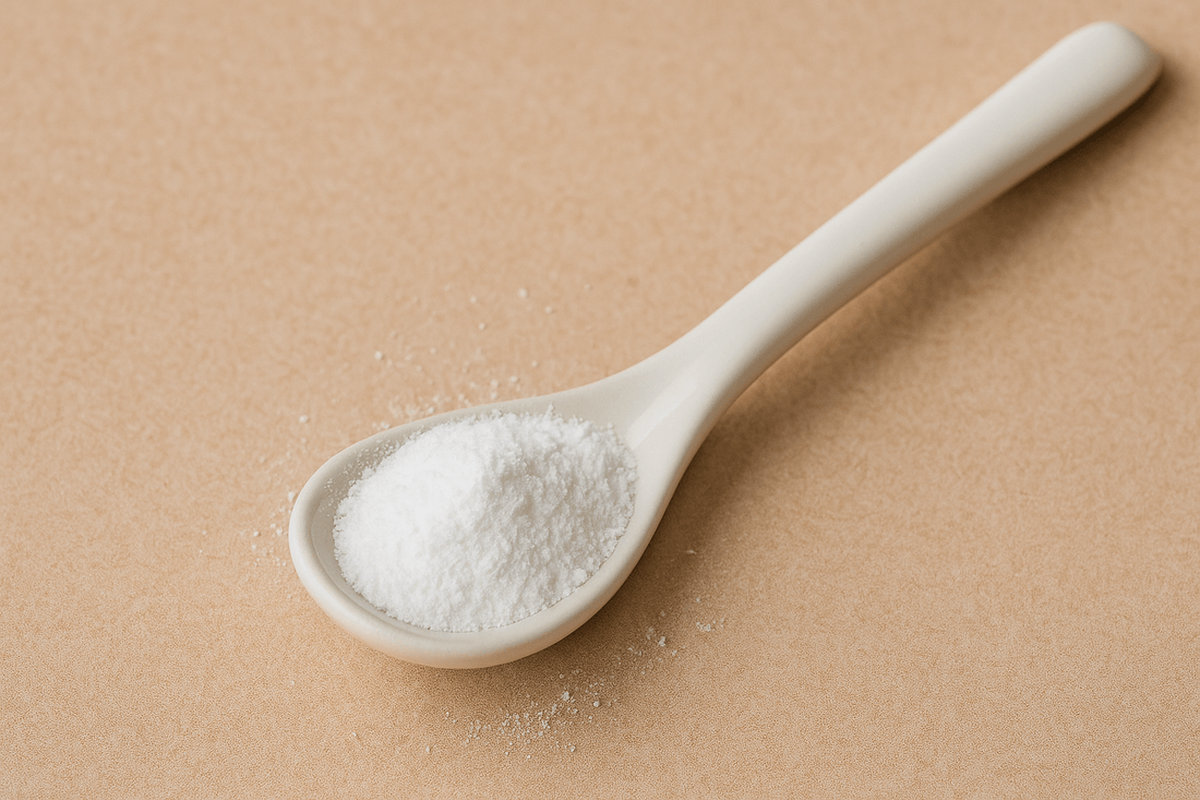 Lepel met magnesium poeder op gekleurde achtergrond