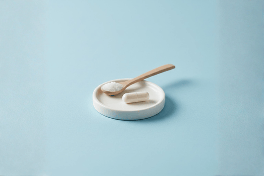 schaaltje met probiotica poeder en capsule