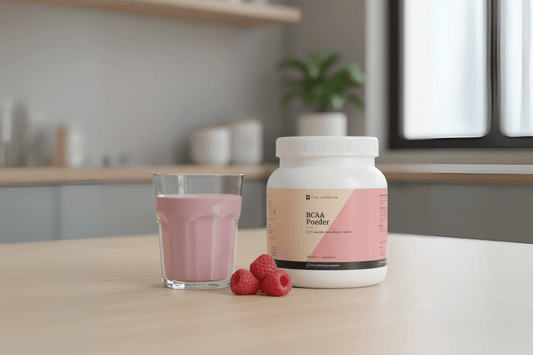 BCAA aminozuren van Vital Nutrition op keukenblad met glas en frambozen