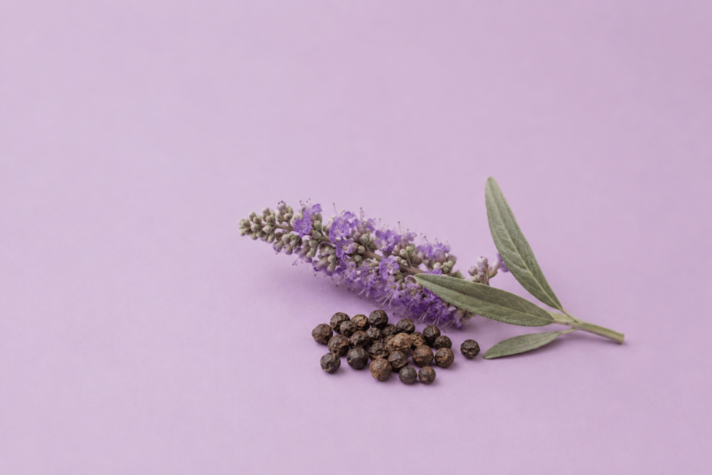Monnikspeper artikel afbeelding van bessen en bloemen op een rustige lila achtergrond