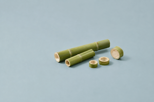 Gesneden bamboestengels op een mat blauwgrijze achtergrond, bron van silicium in supplementen