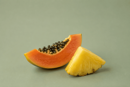 Enzymen artikel afbeelding van papaya en ananas op een rustige egale achtergrond