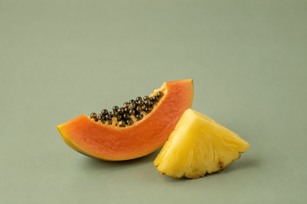 Enzymen artikel afbeelding van papaya en ananas op een rustige egale achtergrond