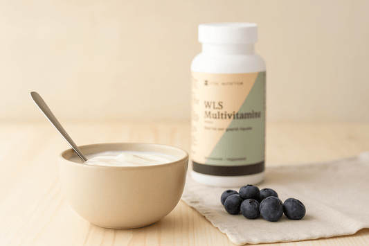 Yoghurt en fruit met WLS Multivitamine van Vital Nutrition op achtergrond