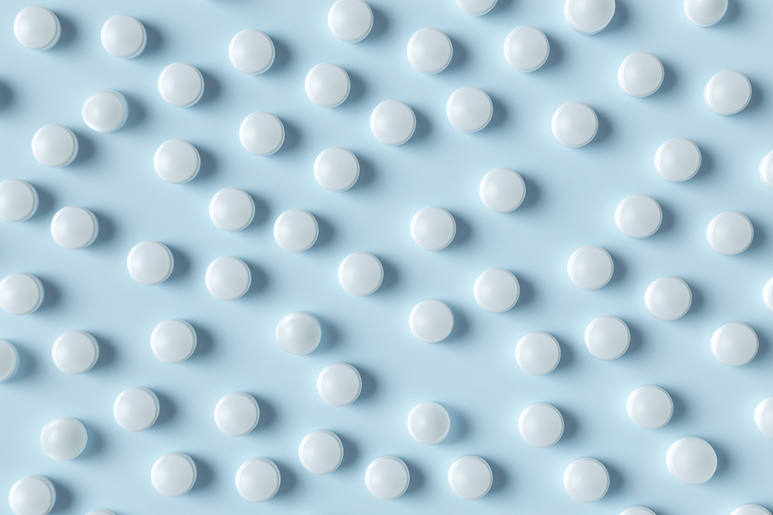 zink tabletten op blauwe achtergrond