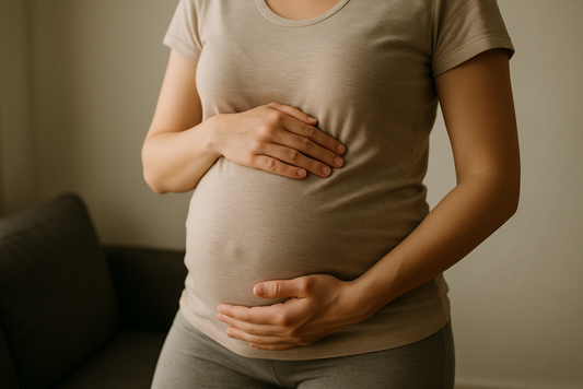 Zwangere vrouw houdt buik vast