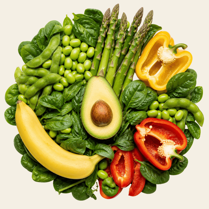 Verse groenten en fruit als natuurlijke bronnen van actieve B-vitaminen waaronder avocado, asperges, edamame, banaan en paprika