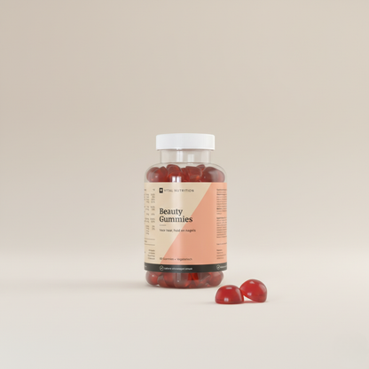Beauty Gummies van Vital Nutrition op een beige minimalistische studio ondergrond met 2 gummies op de voorgrond