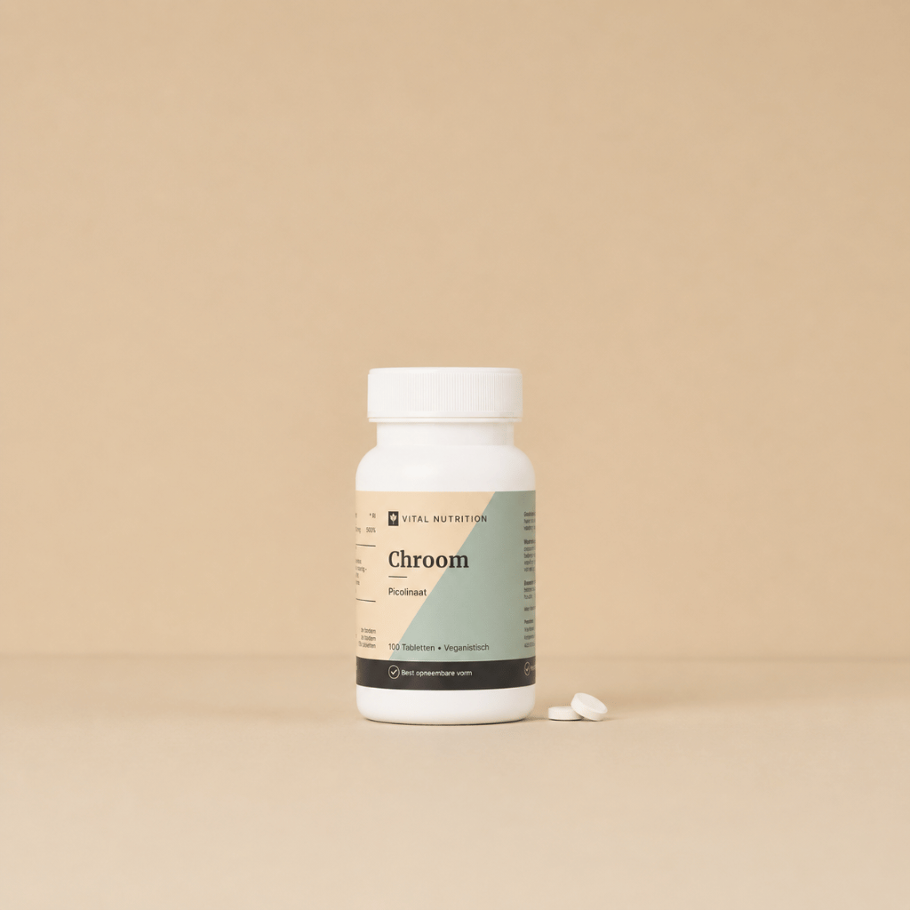 Chroom van Vital Nutrition op een beige minimalistische studio ondergrond met kleine witte tabletjes