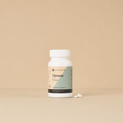 Chroom van Vital Nutrition op een beige minimalistische studio ondergrond met kleine witte tabletjes