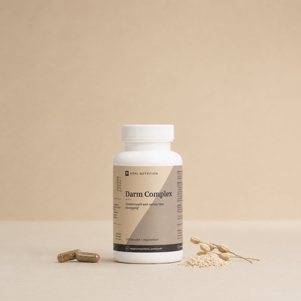 Darmcomplex van Vital Nutrition op een beige minimalistische studio ondergrond met capsules en psylliumvezel