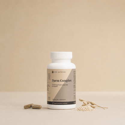 Darmcomplex van Vital Nutrition op een beige minimalistische studio ondergrond met capsules en psylliumvezel