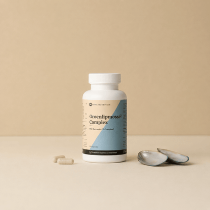 GroenLip Mosselcomplex van Vital Nutrition op een beige minimalistische studio ondergrond met capsules en groenlipmossel schelpen