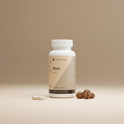 Maca van Vital Nutrition op een beige minimalistische studio ondergrond met 2 capsules en echte maca wortel op de voorgrond