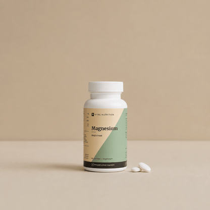 Magnesium Bisglycinaat van Vital Nutrition op een beige minimalistische studio ondergrond met kleine ovale tabletten