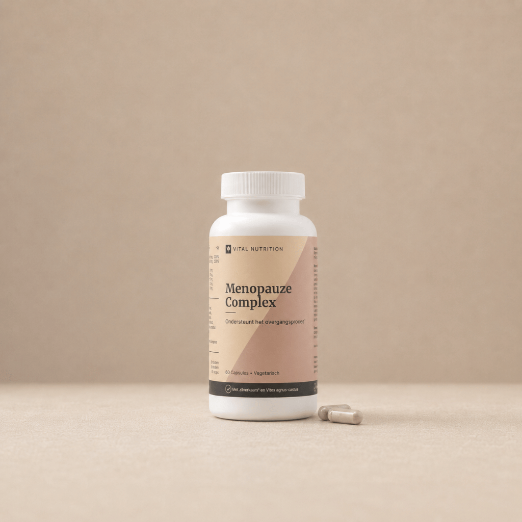 Menopauze Complex van Vital Nutrition op een beige minimalistische studio ondergrond met capsules