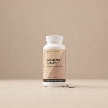 Menopauze Complex van Vital Nutrition op een beige minimalistische studio ondergrond met capsules