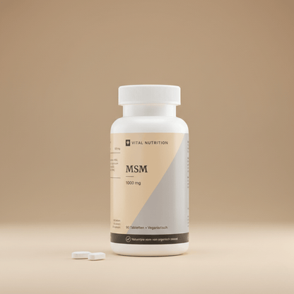 MSM 1000 mg van Vital Nutrition op een beige minimalistische studio ondergrond met 2 tabletten op de voorgrond