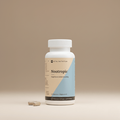 Nootropic van Vital Nutrition op een beige minimalistische studio ondergrond met 2 capsules
