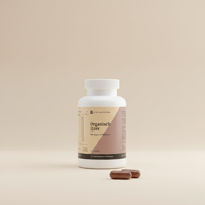 Organisch IJzer van Vital Nutrition op een beige minimalistische studio ondergrond met 2 capsules op de voorgrond