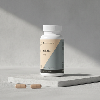 Shilajit van Vital Nutrition in shoot setting met 2 capsules op de voorgrond