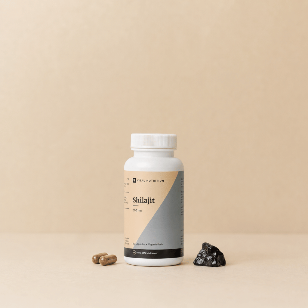 Shilajit van Vital Nutrition op een beige minimalistische studio ondergrond met capsules en shilajit hars